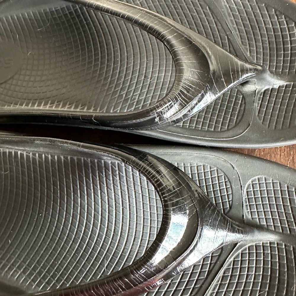 Oofos Oolala Solid Black Rubber Thong Sandals / W… - image 5